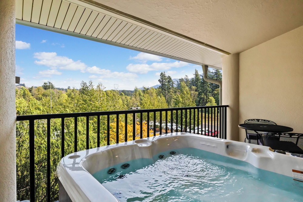 King Mineral Hot Tub with Balcony