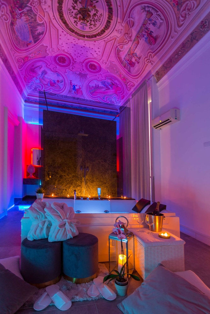 Luxury Room, 1 Queen Bed, Hot Tub, City View