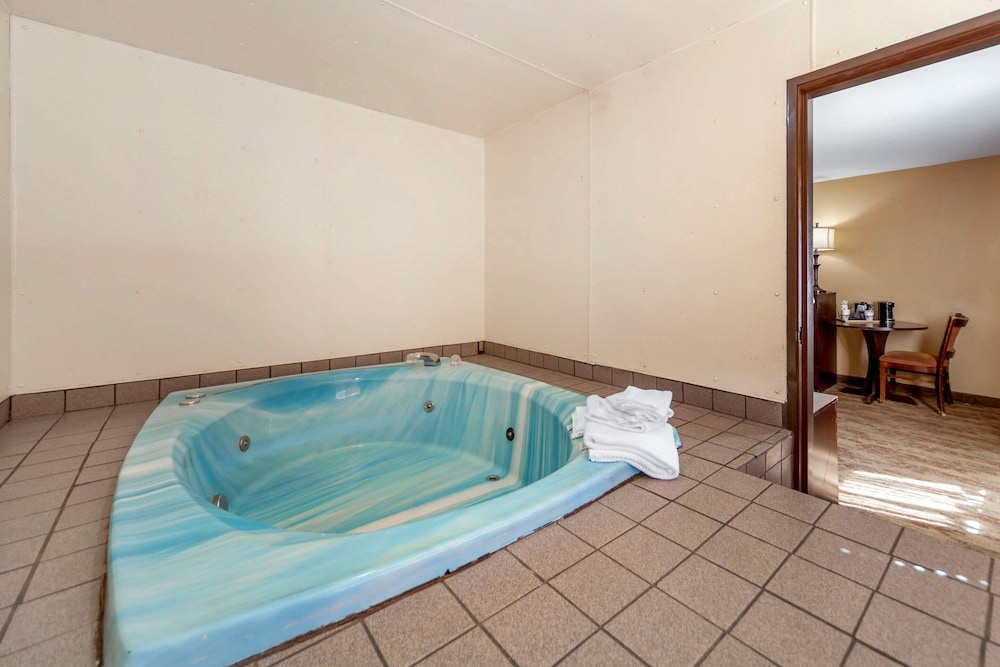 Suite, 1 King Bed, Non Smoking - Photo 4