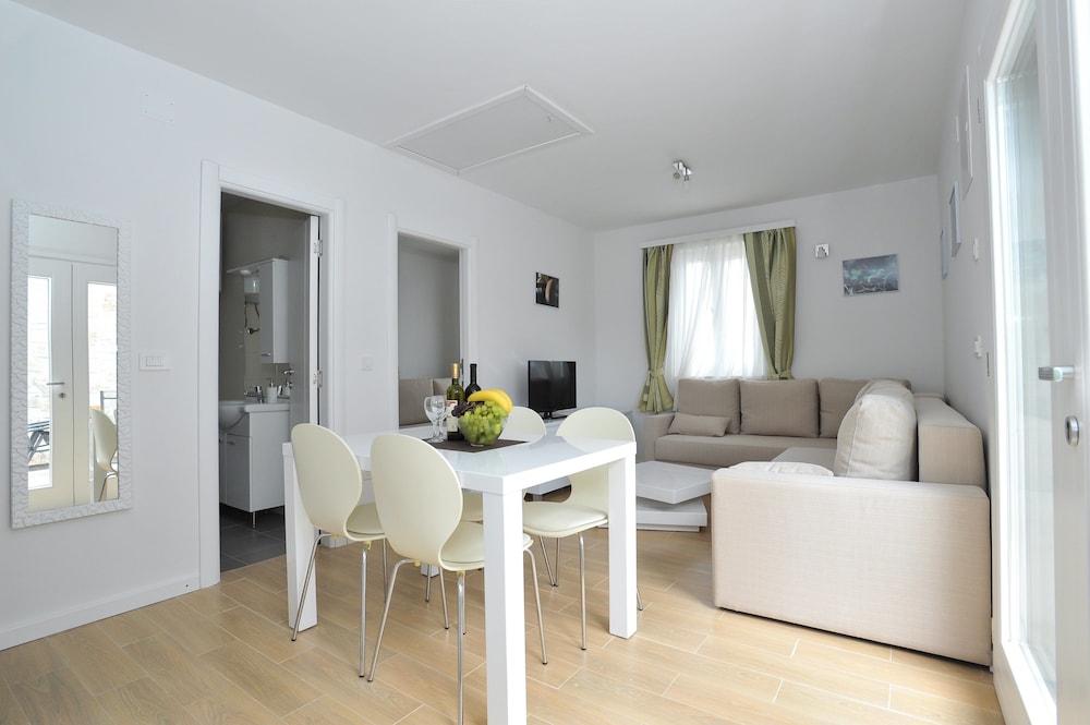 Apartment, 2 Bedrooms, Terrace photo 1