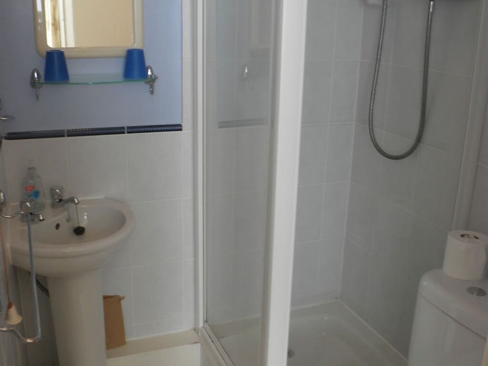 Suite, Ensuite photo 2