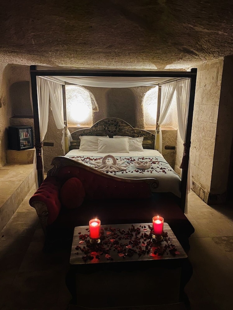 Grand Studio Suite, 1 King Bed, Jetted Tub photo 2