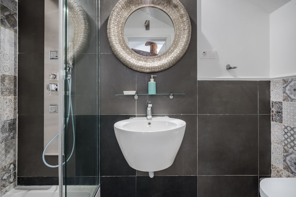 Standard Double or Twin Room - Photo 8