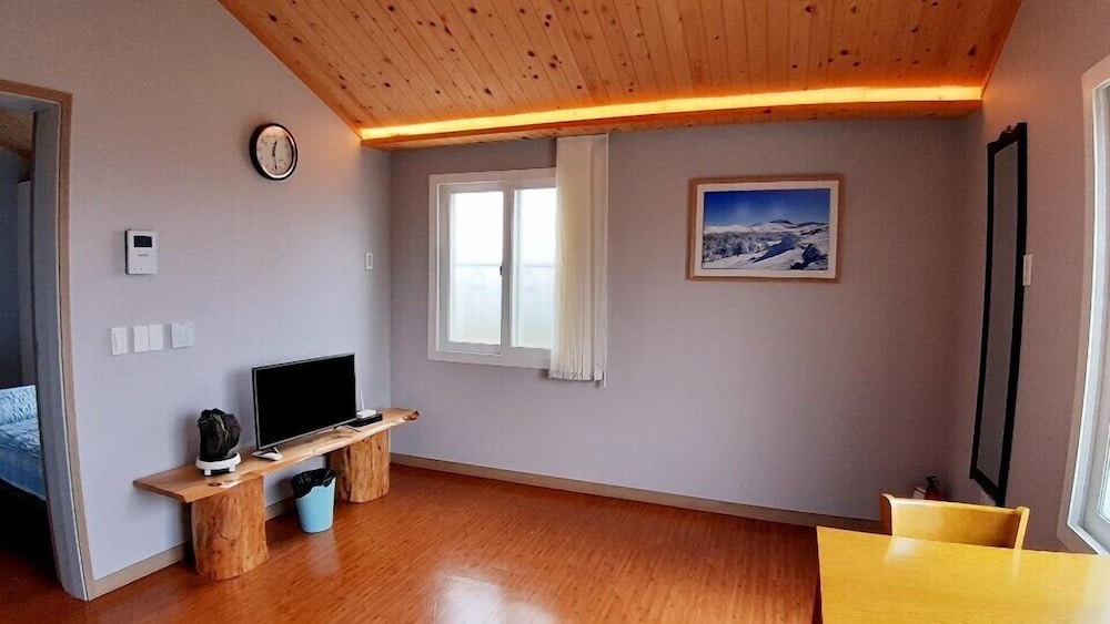 Room, 2 Bedrooms, Microwave, Mountain View (25 PY) photo 2