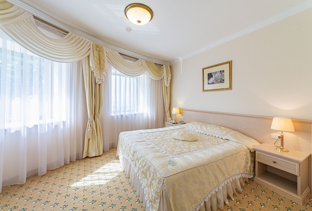 Honeymoon Suite, 1 King Bed, Non Smoking photo 1