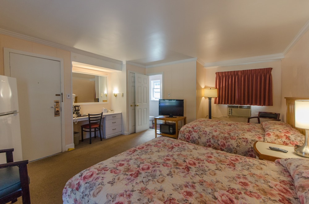 Basic Room, 2 Double Beds, Refrigerator & Microwave - Photo 4
