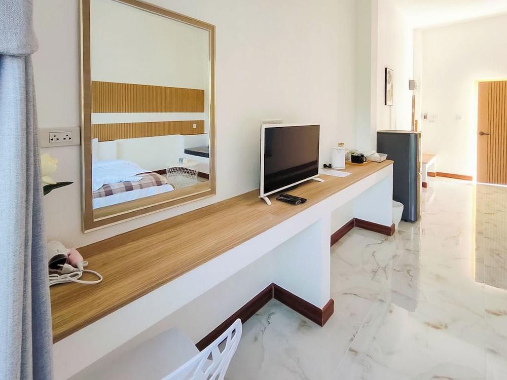 Deluxe Room, Pool View - Photo 7