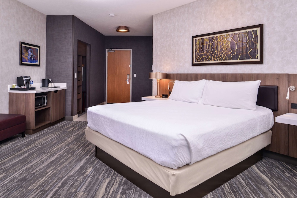 Deluxe Room, 1 King Bed, Balcony, River View - Photo 3