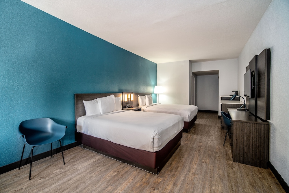 Standard Suite, 2 Queen Beds, Non Smoking - Photo 2