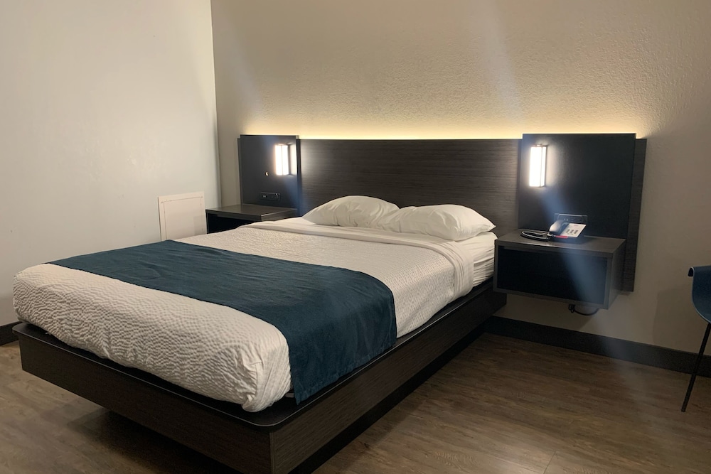Deluxe Room, 1 Queen Bed, Non Smoking, Refrigerator & Microwave photo 3