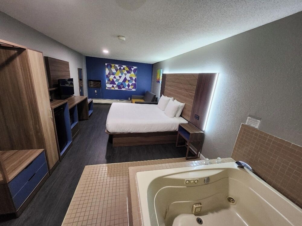Suite, 1 King Bed, Jetted Tub photo 3