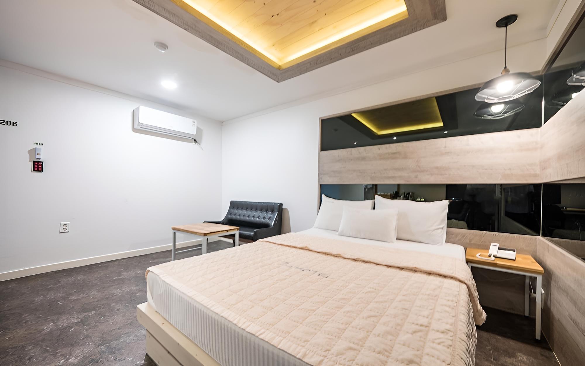 Room (Deluxe (with Spa Tub)) photo 2