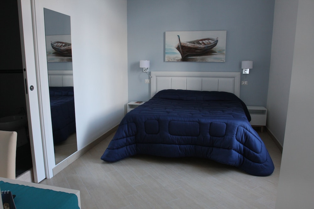 Junior Suite, 1 Double Bed with Sofa bed, Ensuite, Partial Sea View