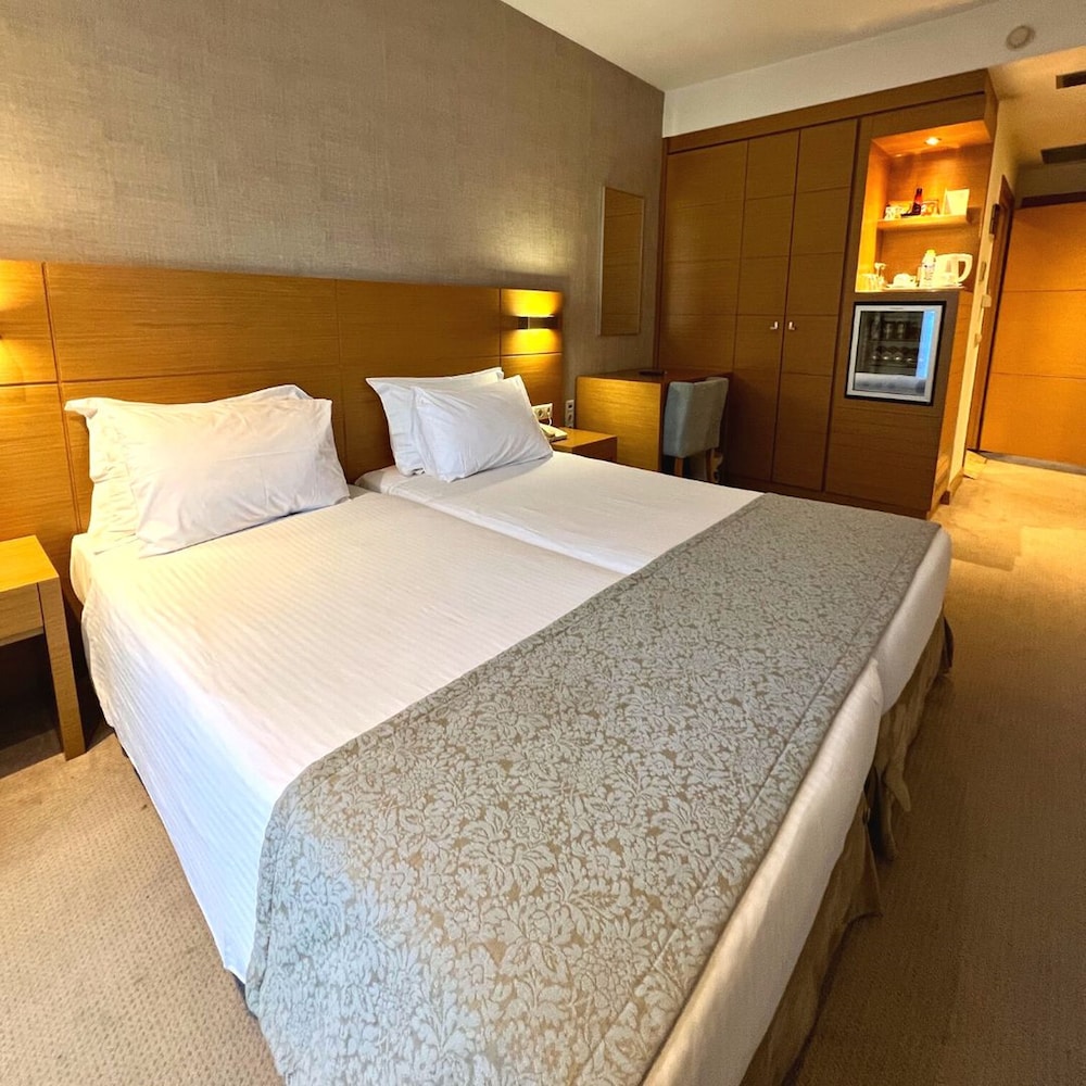 Twin Room - Disability Access - Photo 1