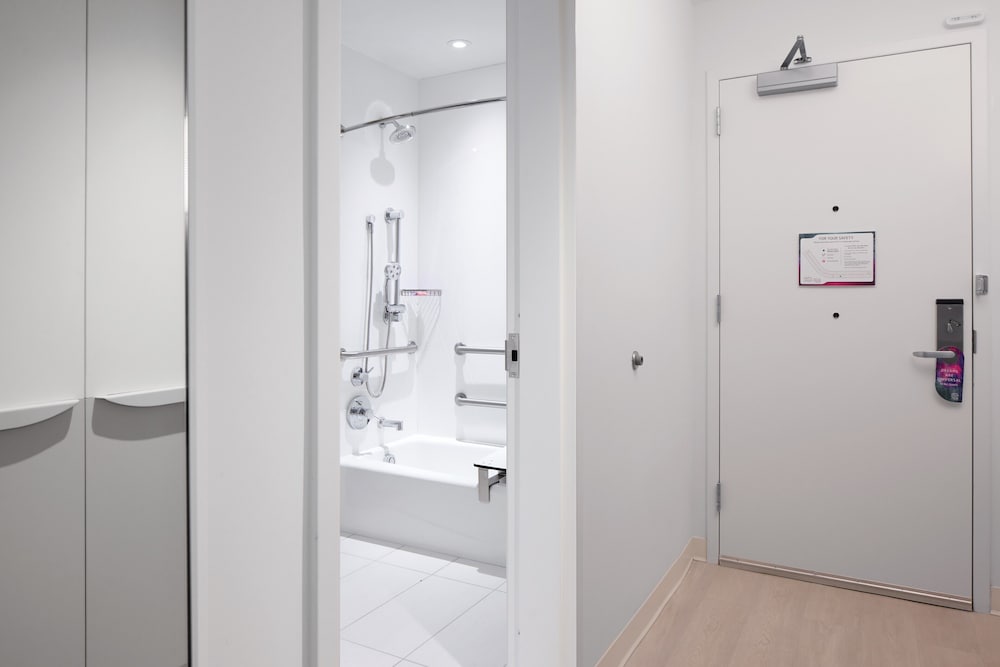 Mobility Accessible Standard Room, w/ADA tub (Includes Early Park Admission*)
