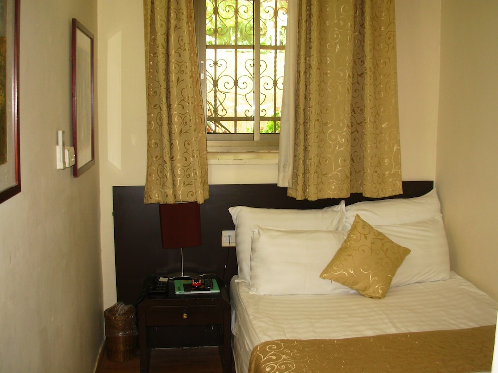 Economy Single Room, 1 Double Bed (semi basement) photo 2