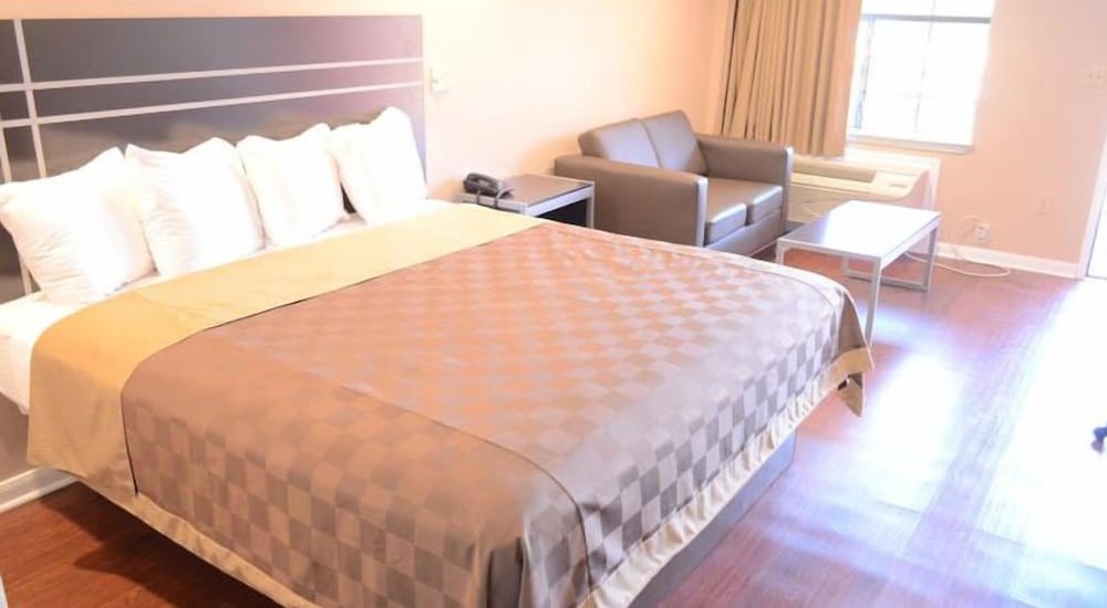 Room, 1 King Bed, Smoking photo 3