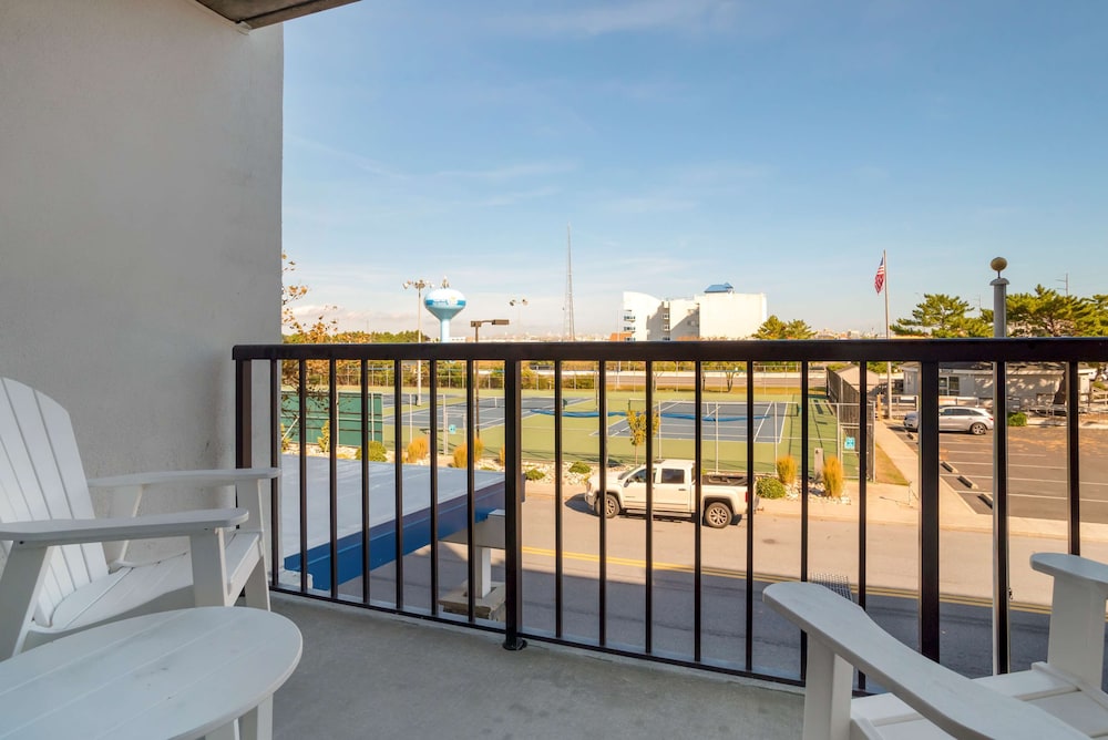 Standard Room, 2 Queen Beds, Non Smoking, Balcony (Shower Only) photo 3