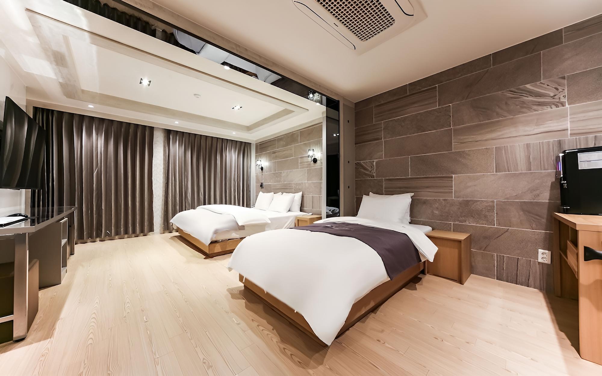 Room (Twin Suite) - Photo 4