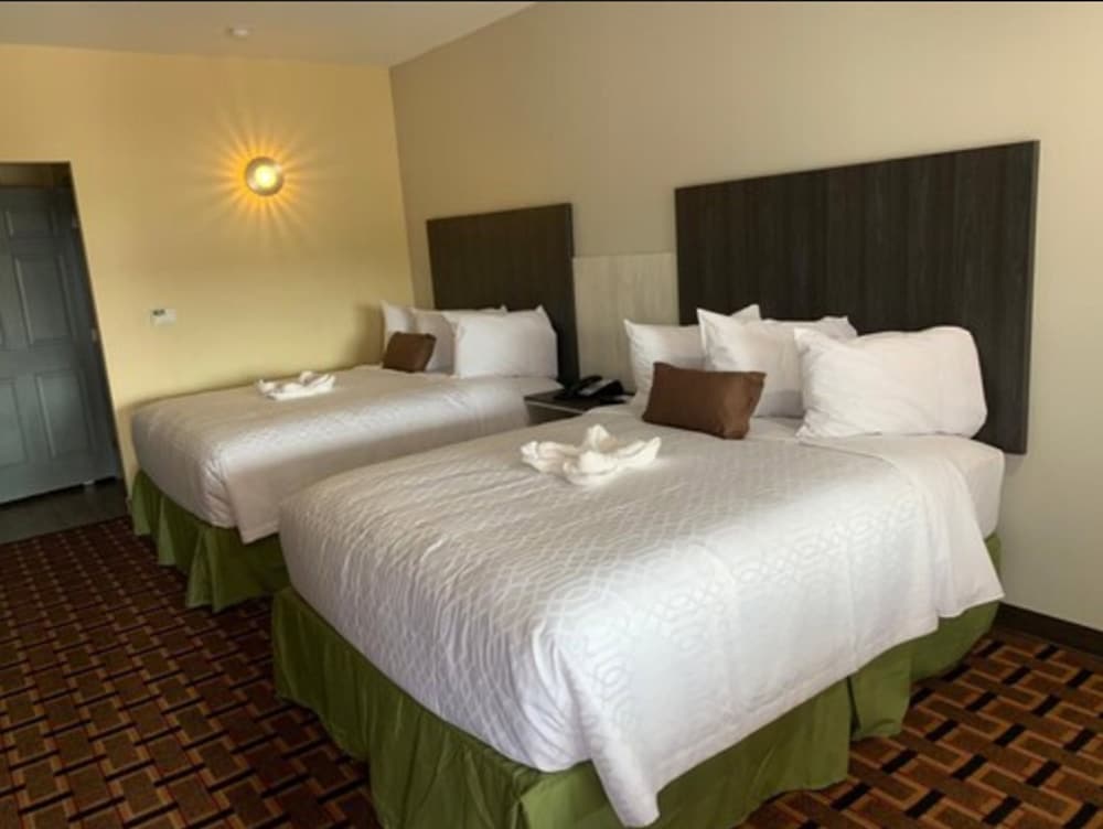 Deluxe Room, 2 Queen Beds, Non Smoking, Refrigerator & Microwave