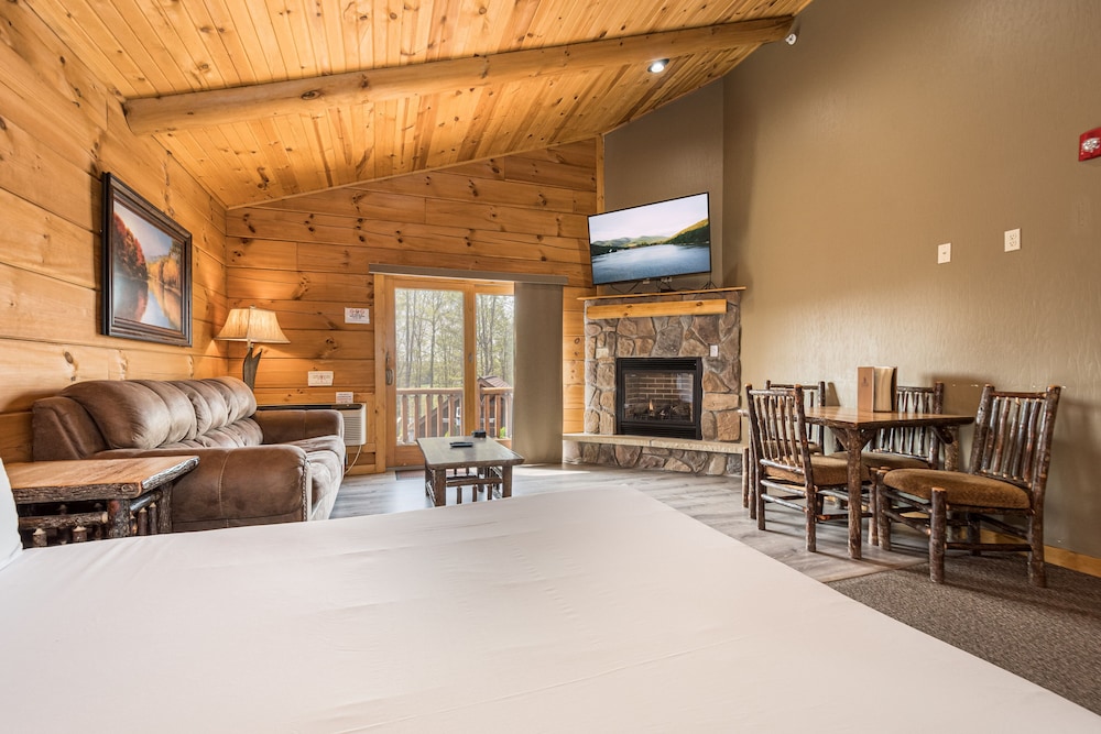 C 49L - Comfort Cabin, 2 Queen beds, Pet Friendly, Mountainside (May hear neighbors)