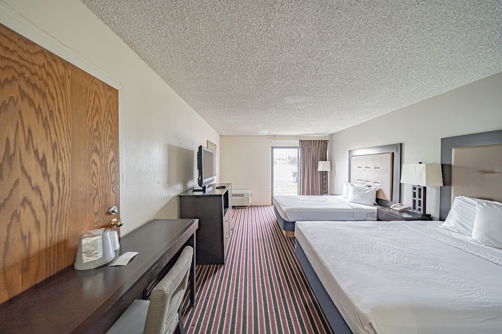 Deluxe Room, 2 Queen Beds, Non Smoking, Refrigerator & Microwave photo 1