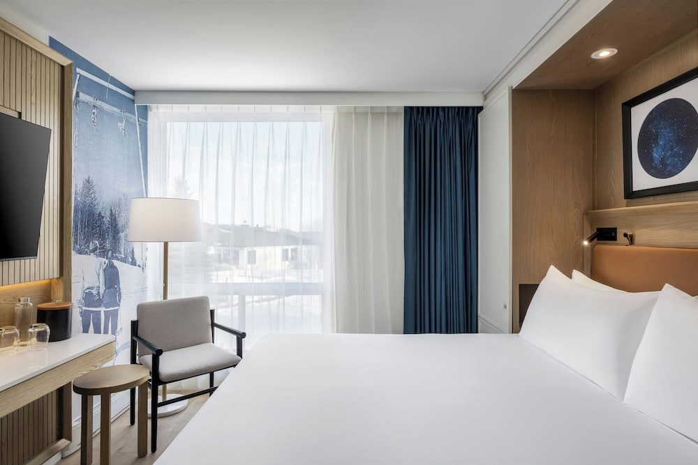Room, 1 King Bed, Courtyard View - Photo 1