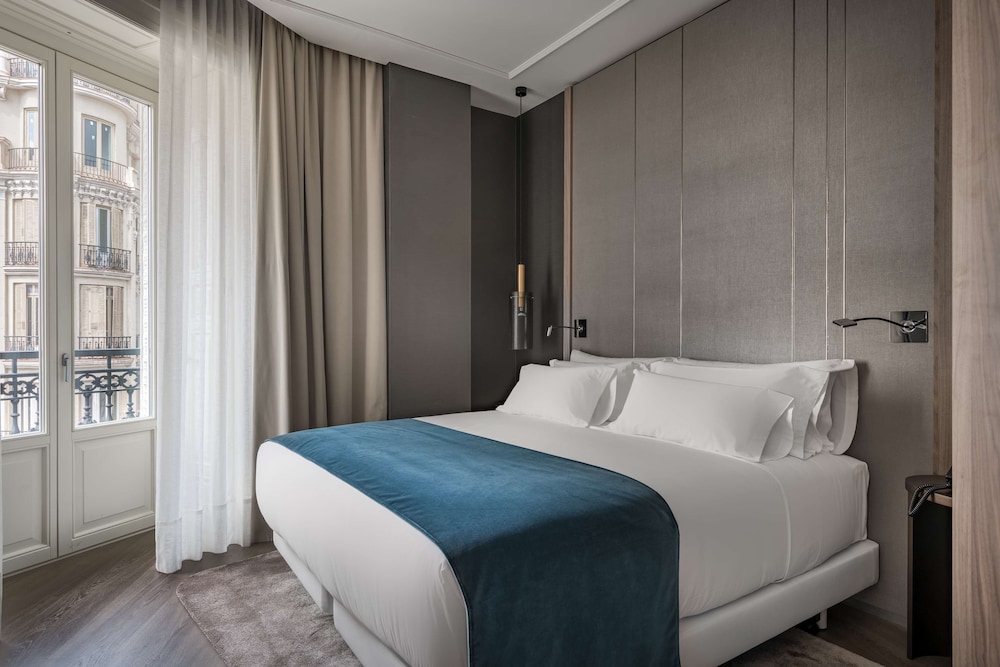 Junior Suite (Gran Via View, Extra Bed 3 Adults) - Photo 2