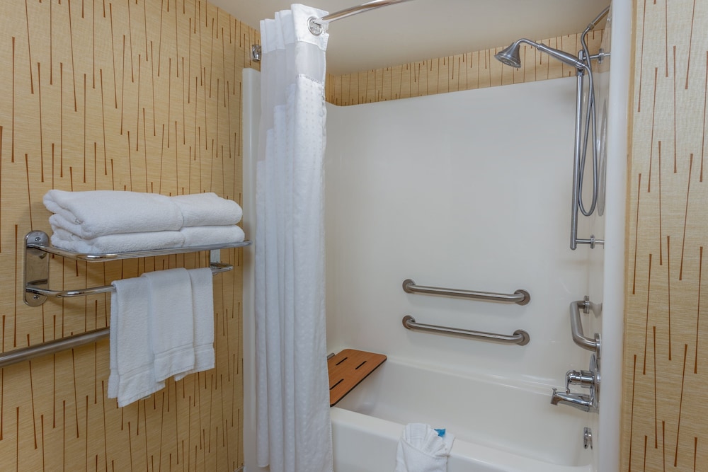Suite, 1 King Bed, Accessible (Communications, Accessible Tub) - Photo 5