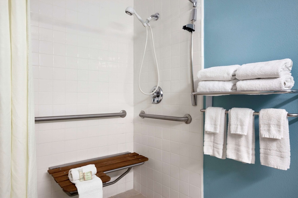 Room, 2 Queen Beds, Accessible, Non Smoking (Ground Floor, Mobility Accessible) - Photo 3