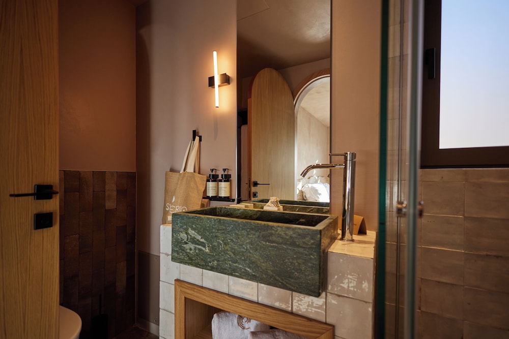 Standard Suite - Photo 22