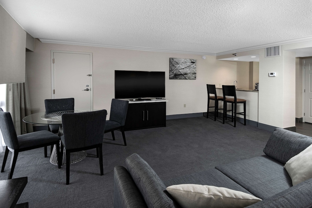 Suite, 1 King Bed - Photo 1