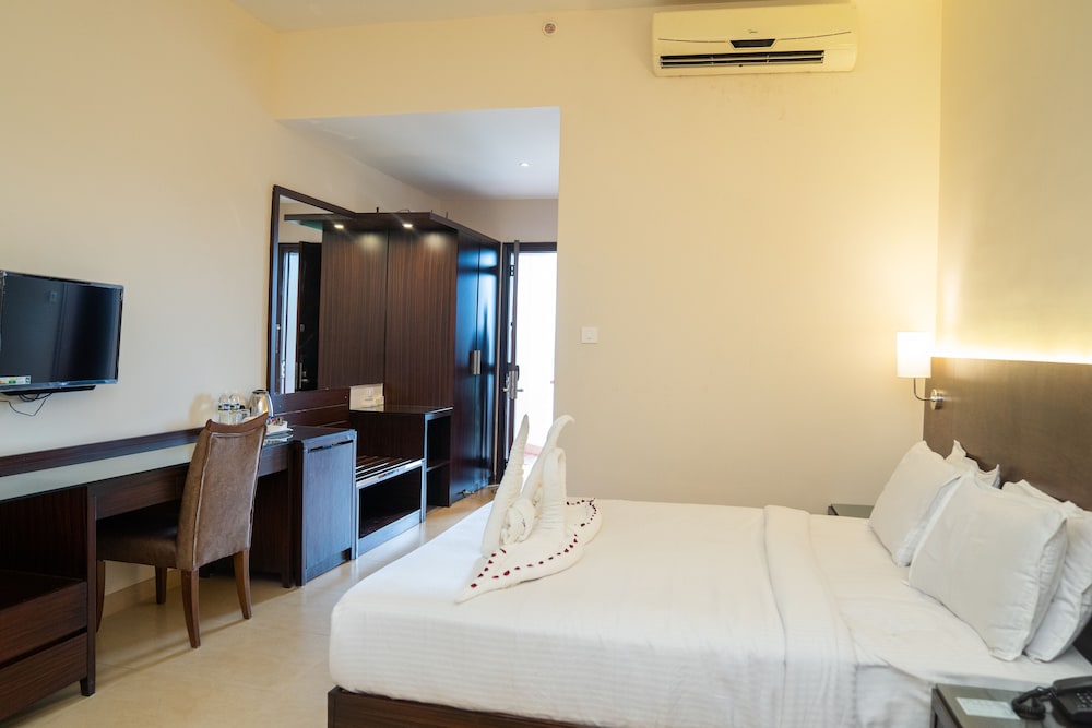 Executive Double Room, 1 King Bed, Poolside photo 2