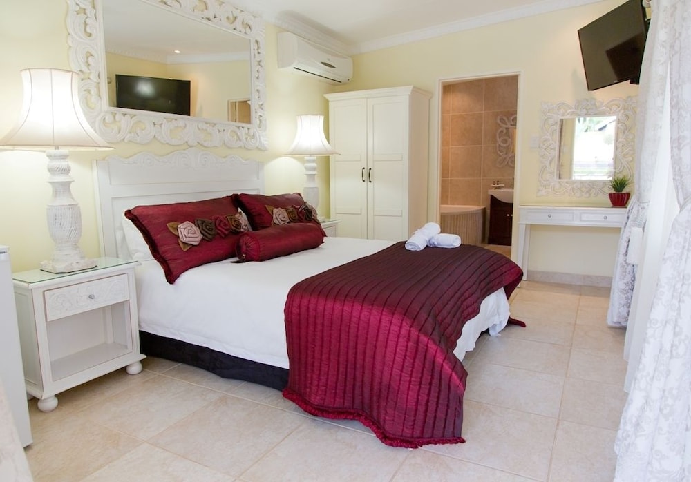 Superior Room, 1 King Bed, Poolside photo 3