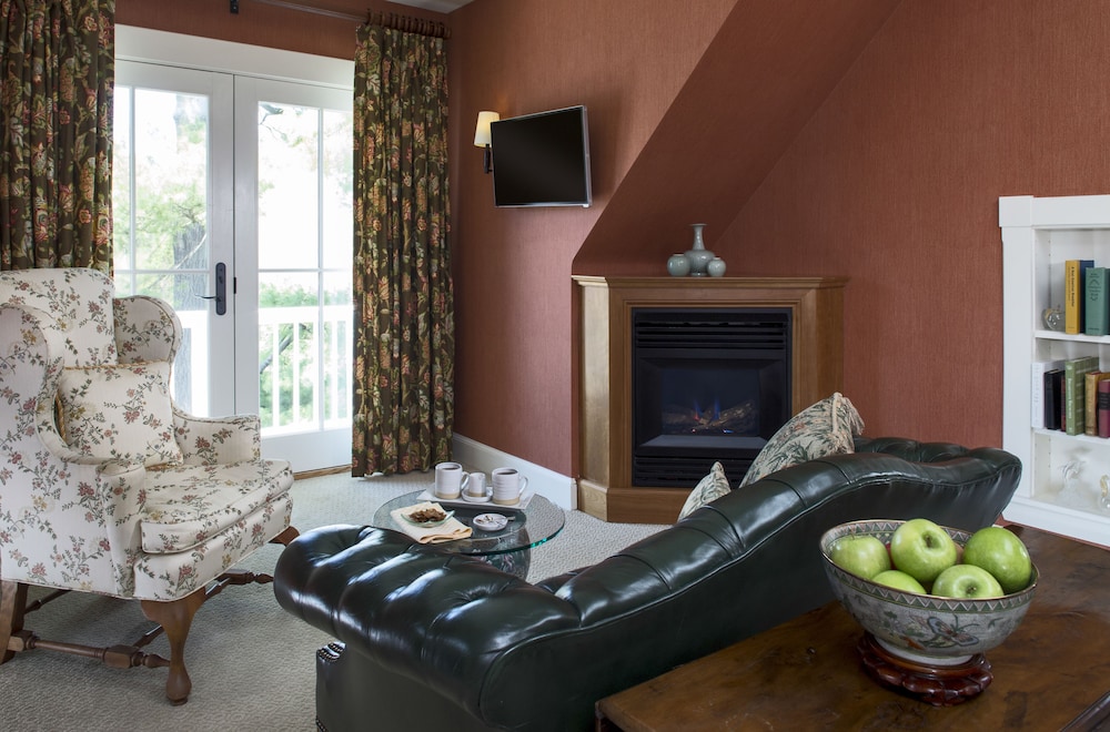 Deluxe One-Room Suite