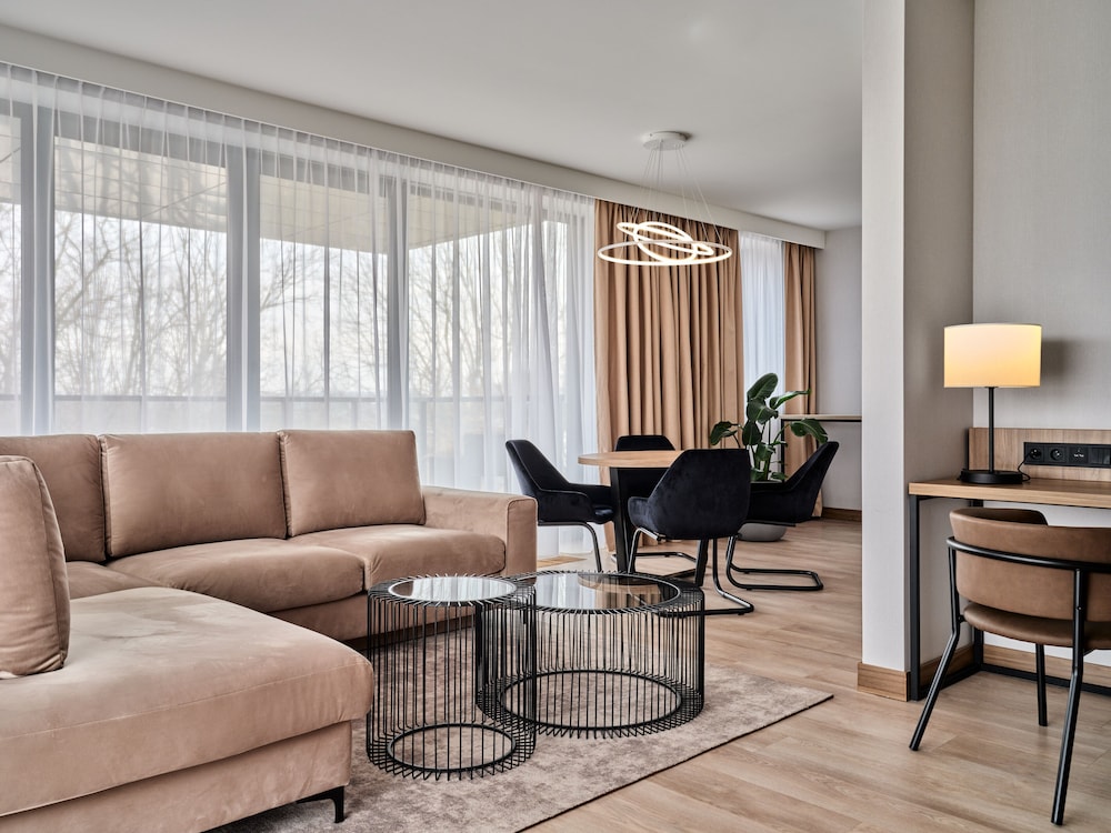 Suite, 1 Bedroom, Terrace - Photo 3