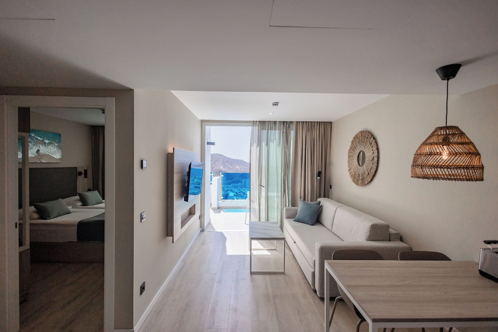 Classic Studio Suite (2 adults)