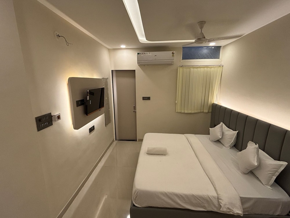 Deluxe Double Room, 1 King Bed, City View
