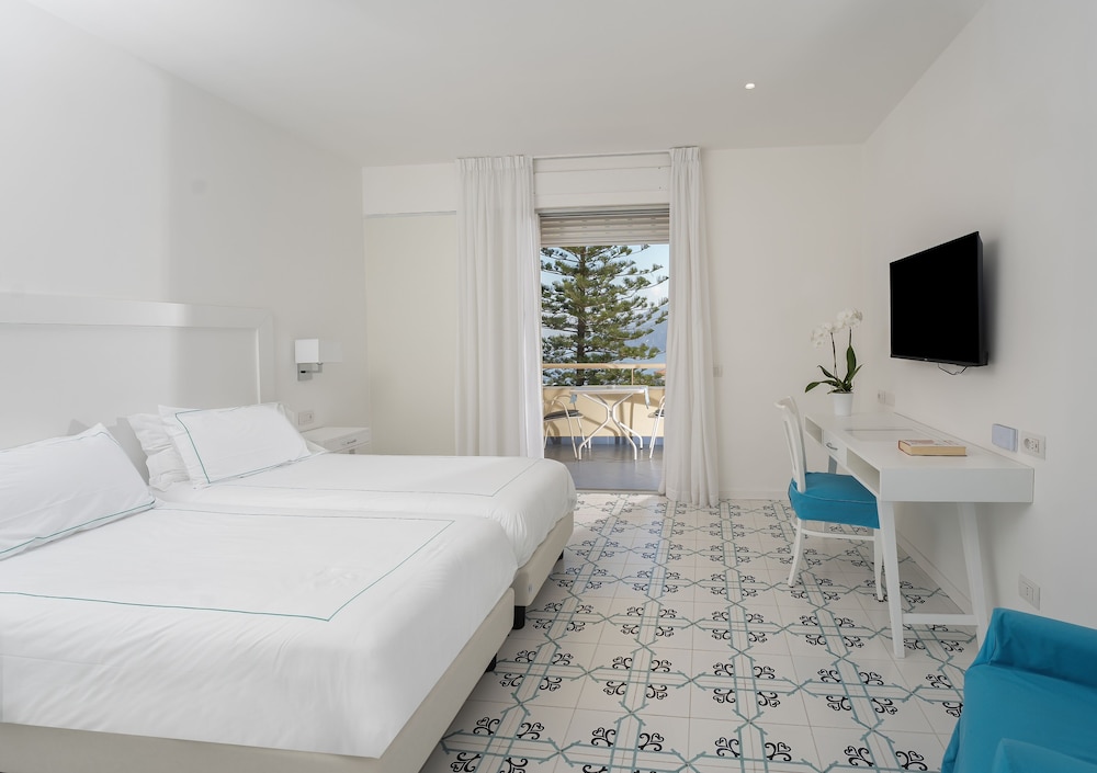 Superior Double Room, Balcony, Sea View - Photo 4