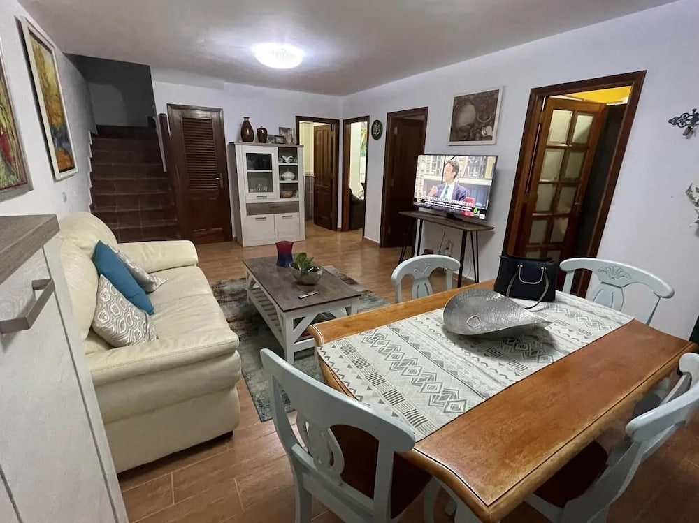 Casa familiar, 3 habitaciones, vista parcial al mar