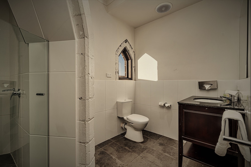 Queen Honeymoon Suite With Tower Shower photo 3