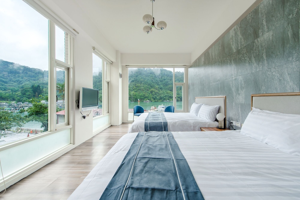 Superior Quadruple Room, Lake View - Photo 20