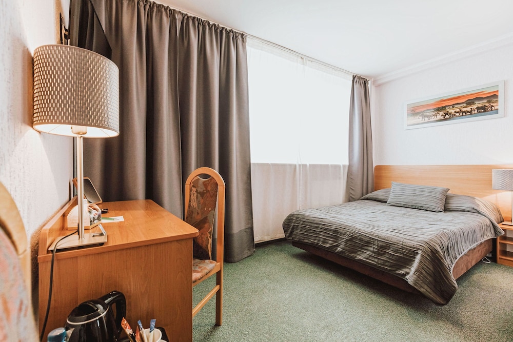 Standard Room, 1 Double Bed, Non Smoking, Ensuite - Photo 5