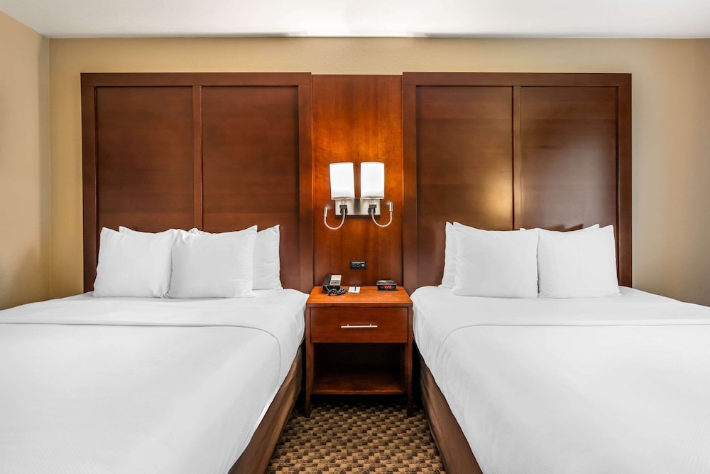 Standard Room, 2 Queen Beds, Non Smoking - Photo 2