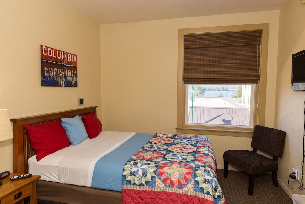 Basic Room, 1 Queen Bed, Accessible, River View photo 1