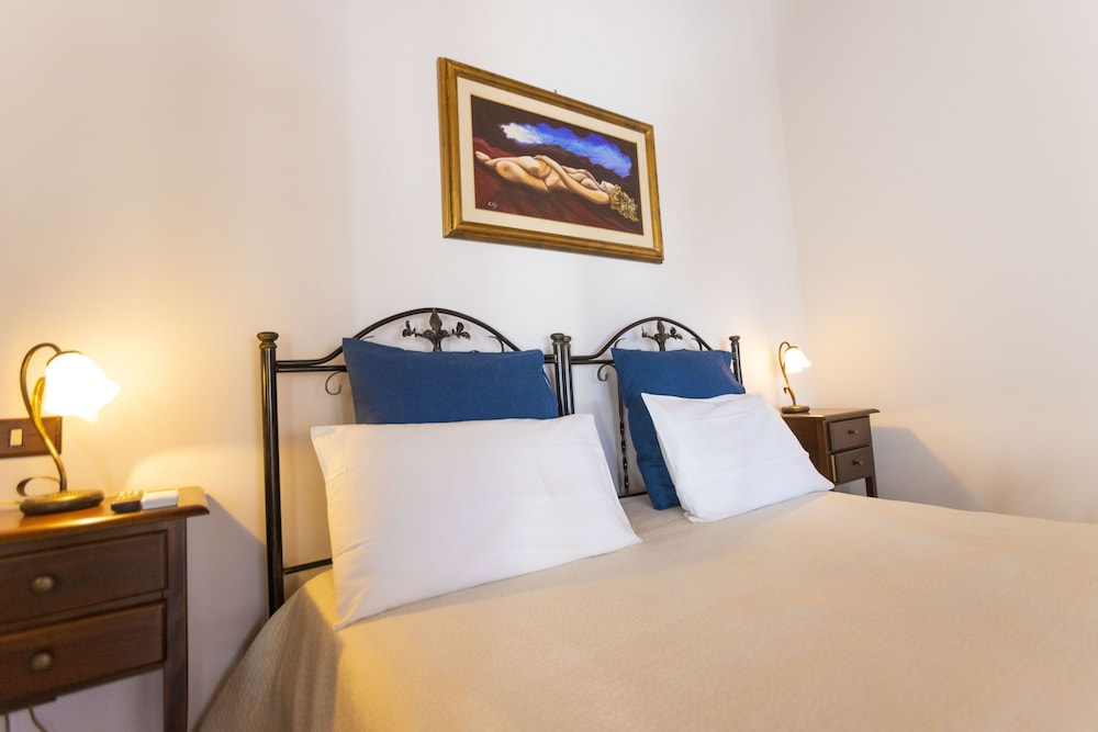 Standard Double Room, Private Bathroom, Courtyard View photo 3