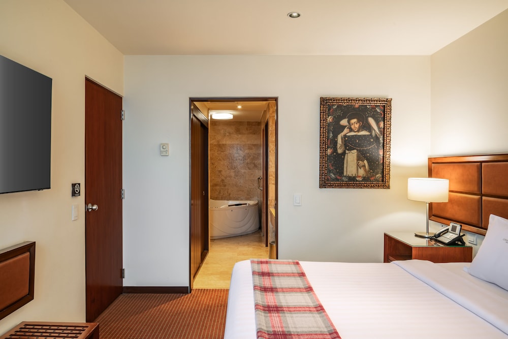 Senior Suite, 1 King Bed - Photo 4