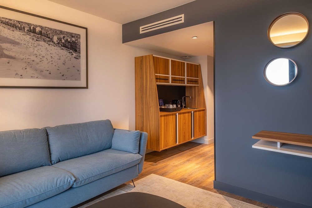 Suite, Balcony, City View - Photo 5