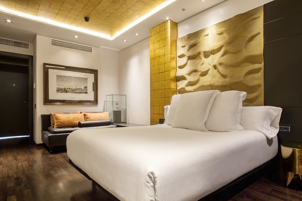 Superior Double Room thumbnail 6