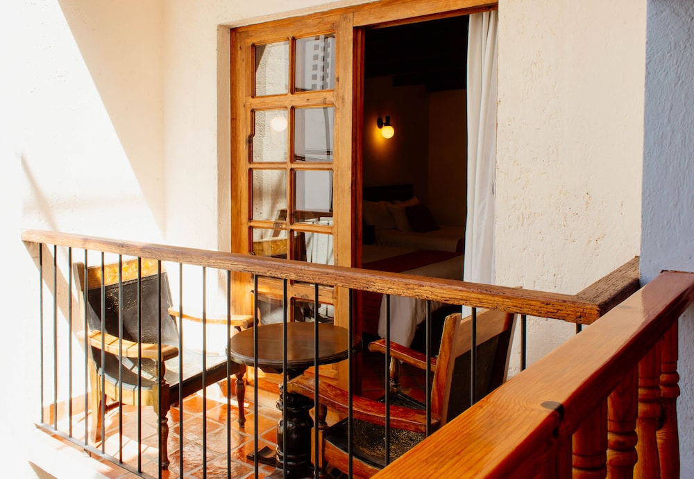 Colonial - Photo 4